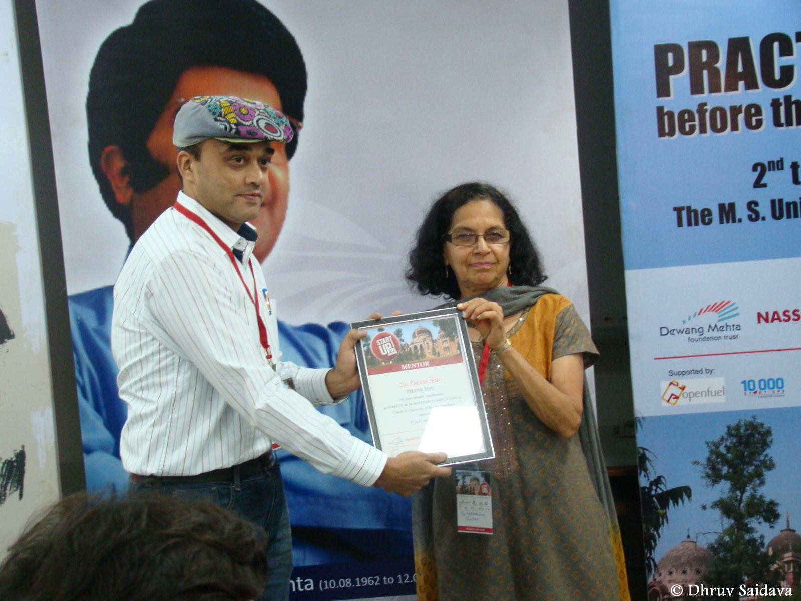 Rakesh Patel receiving Memento for Mentorship at Startup 2020